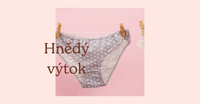 Ženská kalhotka s puntíky visící na šňůře mezi dřevěnými svorkami.