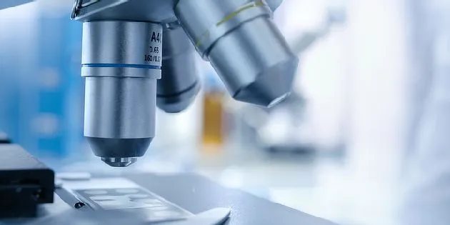 Mikroskop v laboratoři pro analýzu vzorků krve.