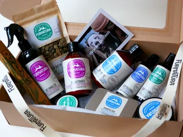 Krabička s produkty pro koupání štěněte včetně šamponů.