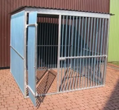 Otevřený kovový psí bouda s modrými panely před hnědou zdí.